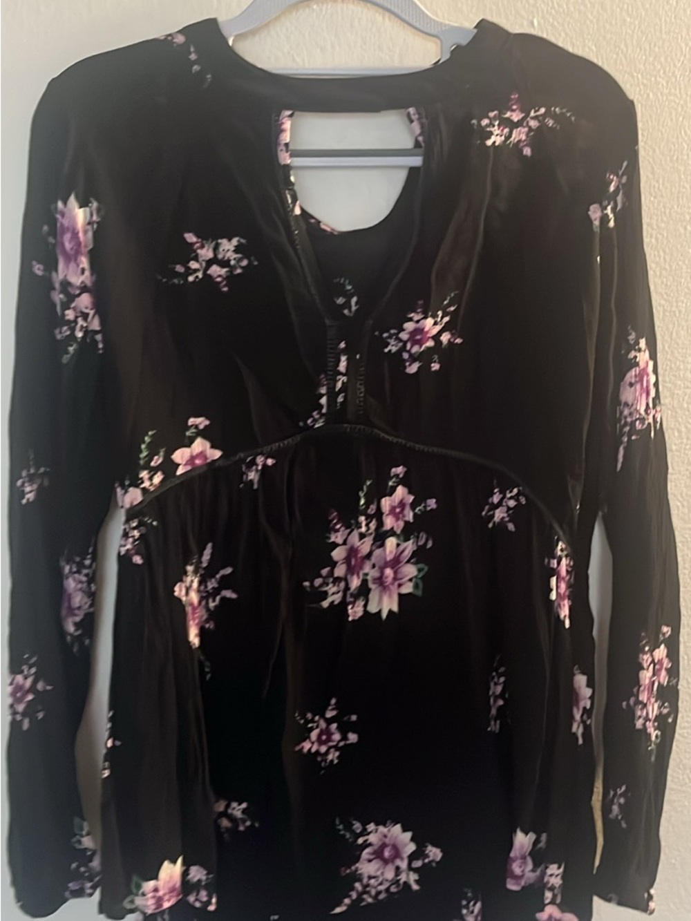 Adam Levine Collection Black Long-Sleeve Floral Keyhole Top